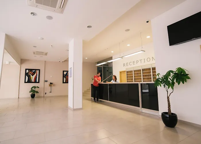 Ξενοδοχείο Paviljoni Slaven 3*