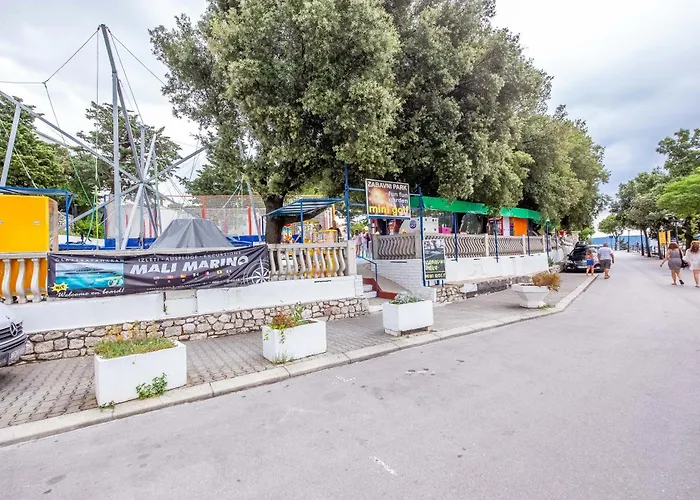 Ξενοδοχείο Paviljoni Slaven 3*